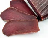 Fette di mosciame di tonno, un salume di pesce dal colore rosso intenso, perfetto per scoprire cos'è il mosciame di tonno.