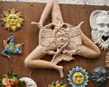 Ceramiche siciliane con la Trinacria, sole e maschere, simboli delle superstizioni siciliane.