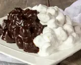 Dolci tipici di Messina: una montagna di bignè ricoperti da glassa al cioccolato fondente e glassa bianca.