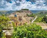 Panoramica di Ragusa Ibla, con la sua cupola blu e le case arroccate, un vero significato di bellezza barocca siciliana.