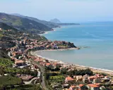 Panoramica di Castel di Tusa, un pittoresco borgo marinaro siciliano incastonato tra il verde delle colline e l'azzurro del mare.