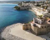 Castellammare del Golfo: la Madonna del Soccorso veglia sulla baia azzurra e sul borgo antico.