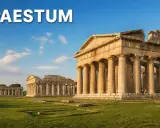 Templi dorici di Paestum, testimoni della Magna Grecia, si ergono maestosi sotto un cielo azzurro.