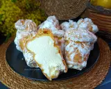 Lulu messinese, dolci bignè ripieni di crema soffice, spolverati di zucchero a velo, un vero piacere per il palato.