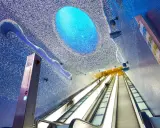 Stazioni metro Napoli da vedere: la stazione Toledo, con il suo soffitto a mosaico blu e la grande apertura luminosa, sembra un'onda marina.