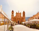 Piazza con chiesa e gazebo, ideale per scoprire cosa fare la sera a Terrasini.