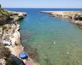 Cala Incina, Polignano a Mare: un angolo di paradiso per nuotare e prendere il sole. Come arrivare? Segui la costa!