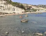 La spiaggia di Marianello a Licata, con scogliere bianche, acque cristalline e bagnanti che si godono il sole.