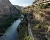 Il ponte Capodarso domina un canyon con un fiume e una vecchia galleria.
