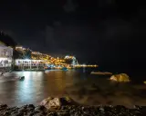 Scilla di notte: luci, castello e mare calmo. Perfetto per scoprire cosa fare a Scilla la sera, tra ristoranti sul mare e borghi illuminati.