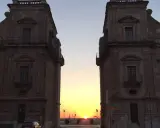 Tramonto tra i due palazzi che incorniciano la porta del sole a Palermo.