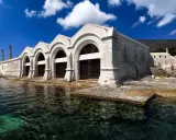 Antica tonnara, un tempo fiorente grazie a Ignazio Florio Senior, con archi imponenti sul mare cristallino.
