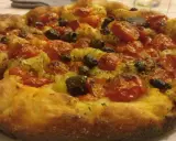 Focaccia con pomodorini e olive, un tripudio di specialità pugliesi salate. Croccante fuori, morbida dentro, profumata di erbe aromatiche.