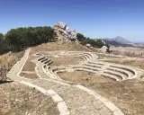 Teatro all'aperto e sentieri in pietra a Caltavuturo, cosa vedere per godere del panorama mozzafiato.