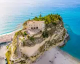 Santuario di Santa Maria dell'Isola a picco sul mare turchese, un must per chi cerca cosa fare a Tropea. Spiaggia e panorama mozzafiato.