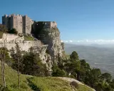 Castello normanno su sperone roccioso, un luogo che evoca l'erice mitologia siciliana, con vista panoramica sulla campagna.