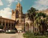 La Cattedrale di Palermo, con le sue torri imponenti e le palme rigogliose, è un luogo ricco di storia e curiosità.