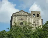 Chiesa Madre di Corleone, un gioiello di pietra con campanile e campane, tra il verde degli alberi. Un luogo da scoprire tra le cose da vedere a Corleone.