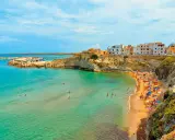 La spiaggia di Terrasini, con la sua scalinata che scende verso il mare cristallino, è un luogo incantevole per godersi il sole e fare il bagno.