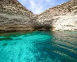 Acque cristalline e scogliere bianche nella baia della Tabaccara a Lampedusa.