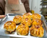 Una teglia piena di fragranti pastieri modicani appena sfornati, pronti per essere gustati.