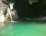 Cascata che si getta nella **pozza della Madonna**, un'oasi di acqua cristallina tra rocce e vegetazione rigogliosa.