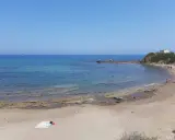 La **spiaggia dei Settefrati** offre acque cristalline e una baia tranquilla, con bagnanti che si godono il sole e il mare.