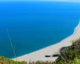 La **marinello spiaggia** si estende in un arco di sabbia chiara, lambita da un mare azzurro intenso. Laghi interni e vegetazione rigogliosa incorniciano questo angolo di paradiso.