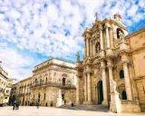 Piazza Duomo a Siracusa: un'idea per cosa vedere a Siracusa in mezza giornata, con la Cattedrale e palazzi storici.