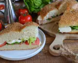 Un delizioso brioscione palermitano farcito con mozzarella, pomodoro e lattuga, pronto per essere gustato.