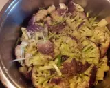 Cavolfiori viola e patate in padella, conditi con erbe aromatiche e pangrattato. Un piatto gustoso, quasi dei bastardi affucati per quanto sono invitanti.