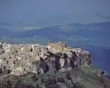 Borgo arroccato su una rupe, la città più alta della Sicilia domina un paesaggio collinare.