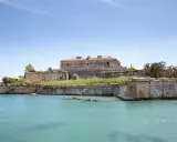 Fortificazioni storiche sul mare, un'antica fortezza che domina il paesaggio di Augusta centro storico.
