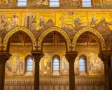 Mosaici dorati del Duomo di Monreale: curiosità bibliche con scene di Giacobbe e Rebecca.