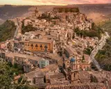 Panoramica di Ragusa Ibla, città barocca su un colle. Il nome "Ibla" evoca le antiche origini, forse da una leggenda, che rendono questo luogo magico.