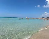Lido Circeo Torre Chianca: acque cristalline e tanta gente che si gode il sole e il mare.