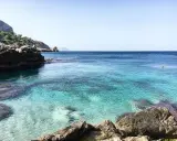 Acque cristalline e rocce scolpite dal mare, un angolo di paradiso che ricorda le **tre piscine** naturali di **Bagheria**.