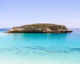 Isola dei Conigli, Lampedusa: scogliere bianche e acque cristalline. Il nome deriva dalle tartarughe marine che vi depongono le uova, non dai conigli.