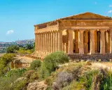 Tempio dorico ben conservato nella Valle dei Templi, testimone della ricca storia siciliana.