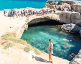 La Grotta della Poesia, con il suo mare cristallino, attira molti visitatori, ma il divieto di balneazione è ben visibile.