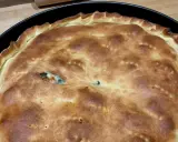 Schiacciatella pane dorata e fragrante, appena sfornata in teglia, con un ripieno invitante che fa capolino da una fessura.