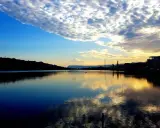 Tramonto sui Ganzirri, con cielo nuvoloso e riflessi dorati sull'acqua. Un luogo incantevole da esplorare.