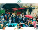 Un vivace mercato a Catania tutti i giorni, con bancarelle piene di pesce fresco e gente che fa acquisti.