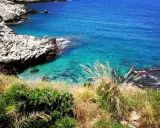 Tre piscine naturali cala del cuore, acque cristalline e scogliere rocciose.
