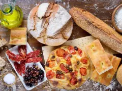 Pane, focaccia, pomodori secchi, olive e olio d'oliva: un assaggio della puglia cucina.