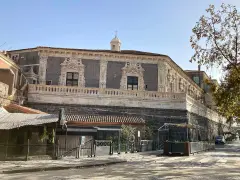 Palazzo barocco, un tempo dimora di famiglie nobili siciliane, domina la strada con la sua imponente facciata.