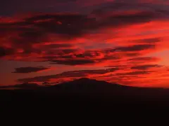Tramonto infuocato sull'Etna, un vulcano maestoso che domina il paesaggio. Etna iddu, un'icona siciliana.
