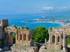 Rovine antiche con vista sul mare e sul centro storico di Giardini Naxos.