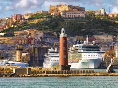 Panoramica di Napoli con Castel Sant'Elmo in collina. Per capire come arrivare a Castel Sant'Elmo da Via Toledo, immagina di salire verso la fortezza.