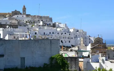 Panoramica di Ostuni, la Città Bianca. Un dedalo di case bianche arroccate su una collina, con chiese e scorci sul mare. Ecco cosa vedere a Ostuni.